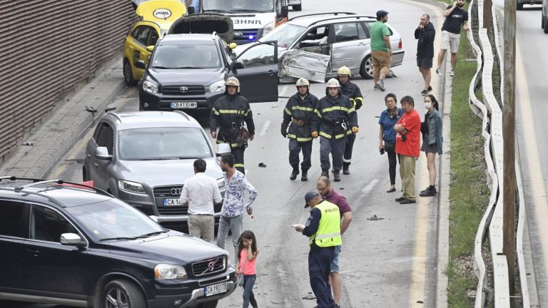 Тежка верижна катастрофа в София, шестима ранени (снимки)