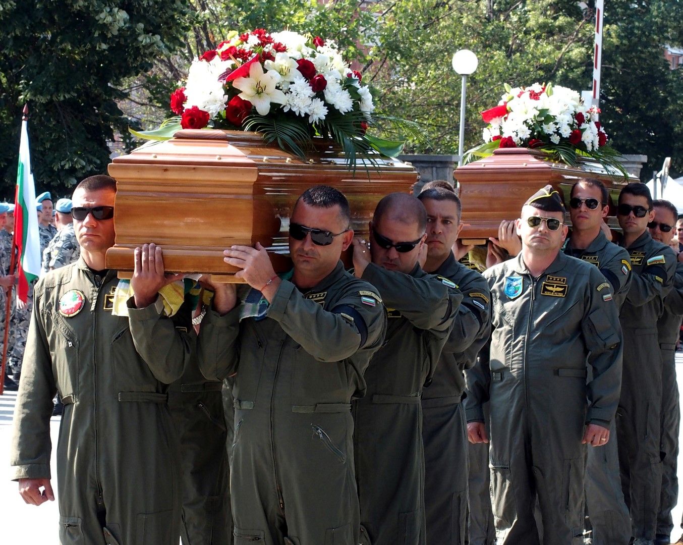 Колегите носиха на ръце ковчезите на загиналите си колеги 