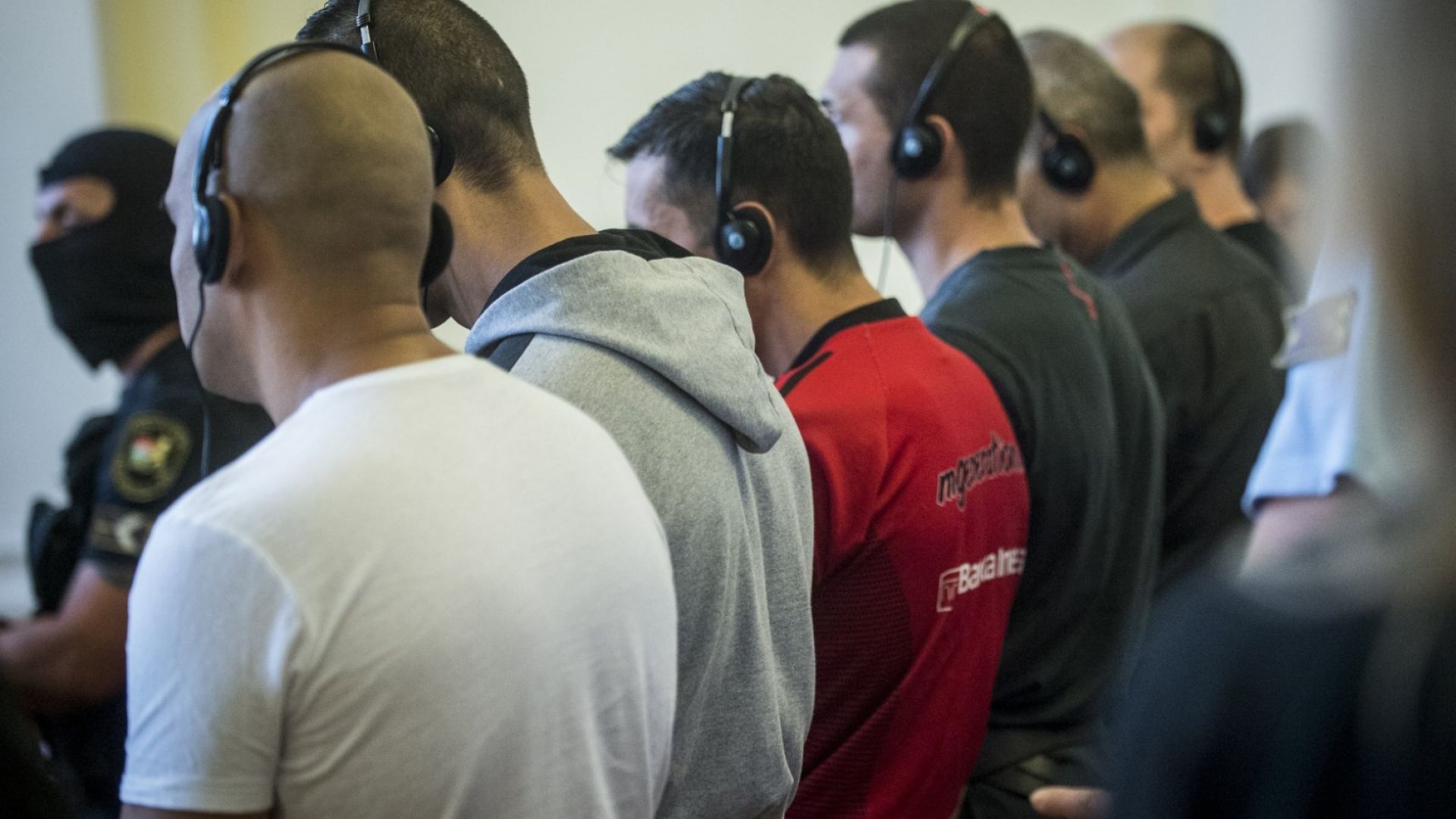 44 нелегални мигранти и двама предполагаеми трафиканти е задържала тази