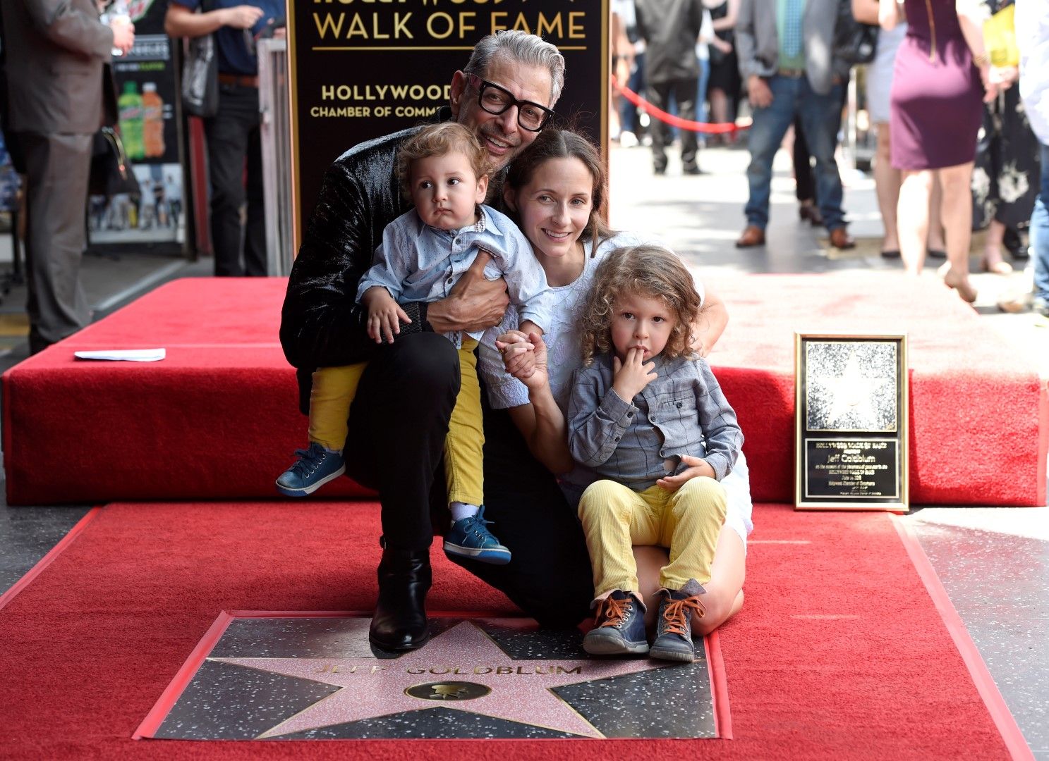 Джеф и Емили се радват на двама сина