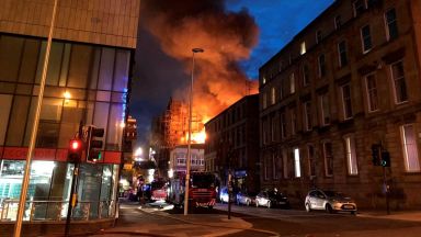 Пожарът в Глазгоу се разрасна; британското правителство обеща подкрепа