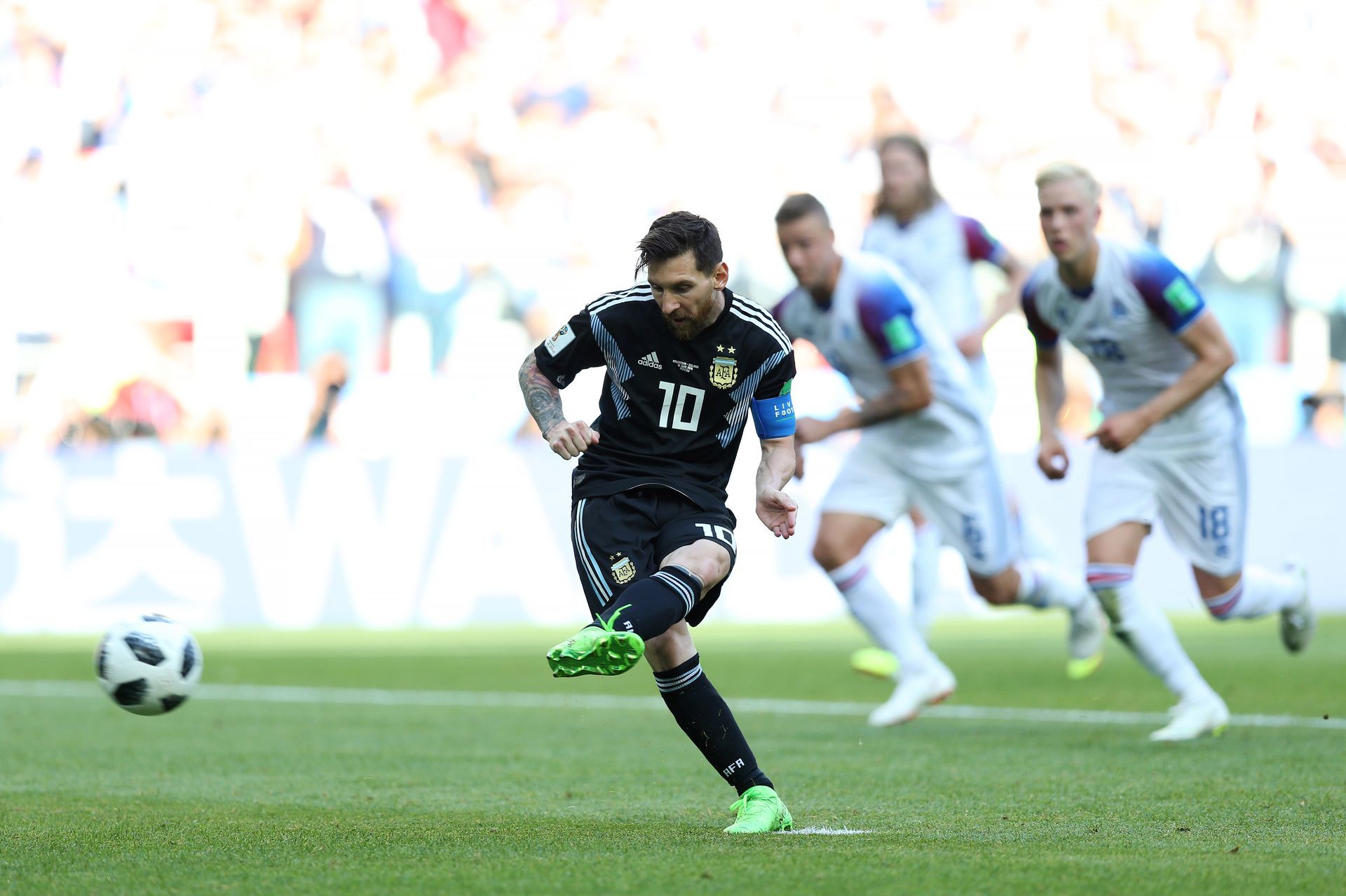 Лео Меси изпусна дузпа и Аржентина стигна само до равен срещу Исландия на старта