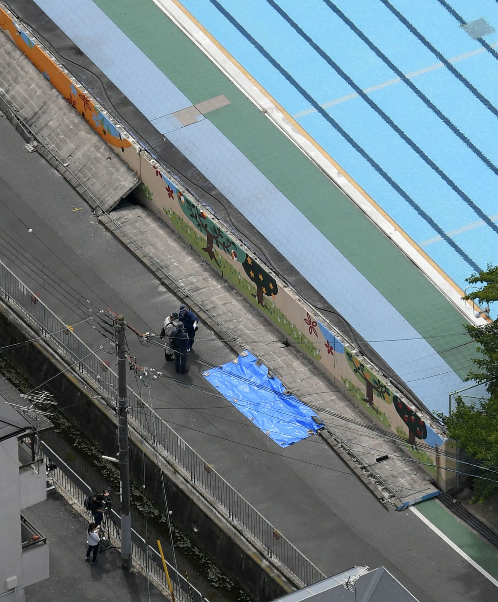 Полицията инспектира площадката, където едно момиче е било убито от паднала стена след земетресението 