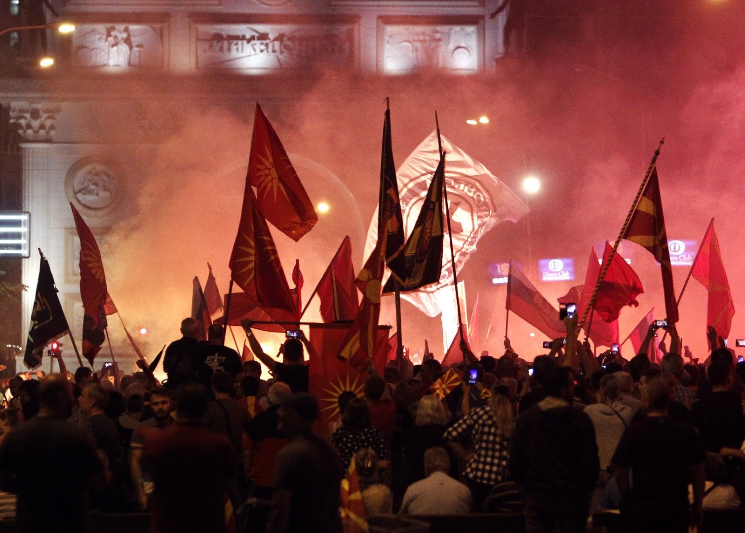 Македония, няма да изоставим името си, скандираха протестиращите в Скопие