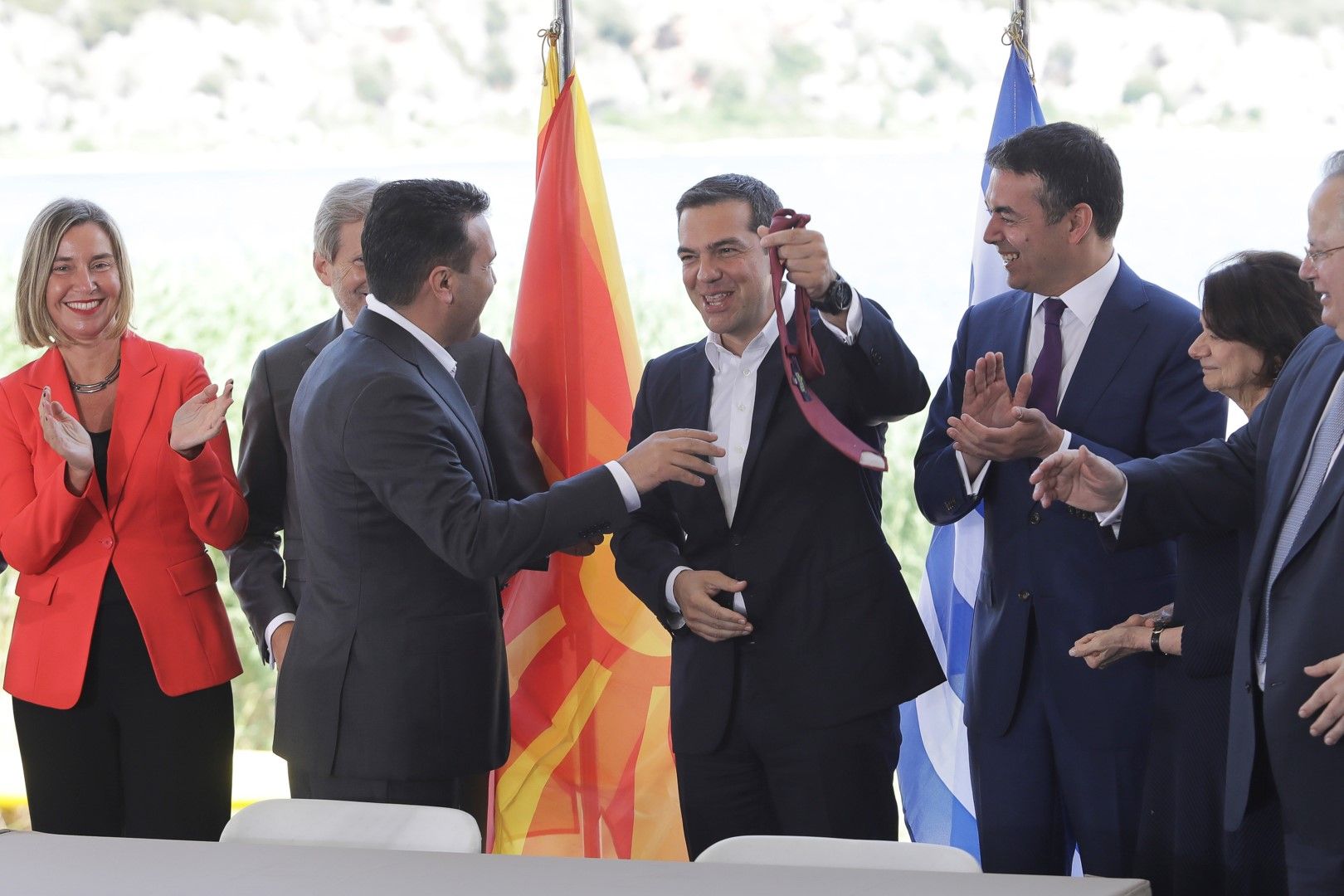 Зоран Заев и Алексис Ципрас на подписването на договора за новото име на Македония