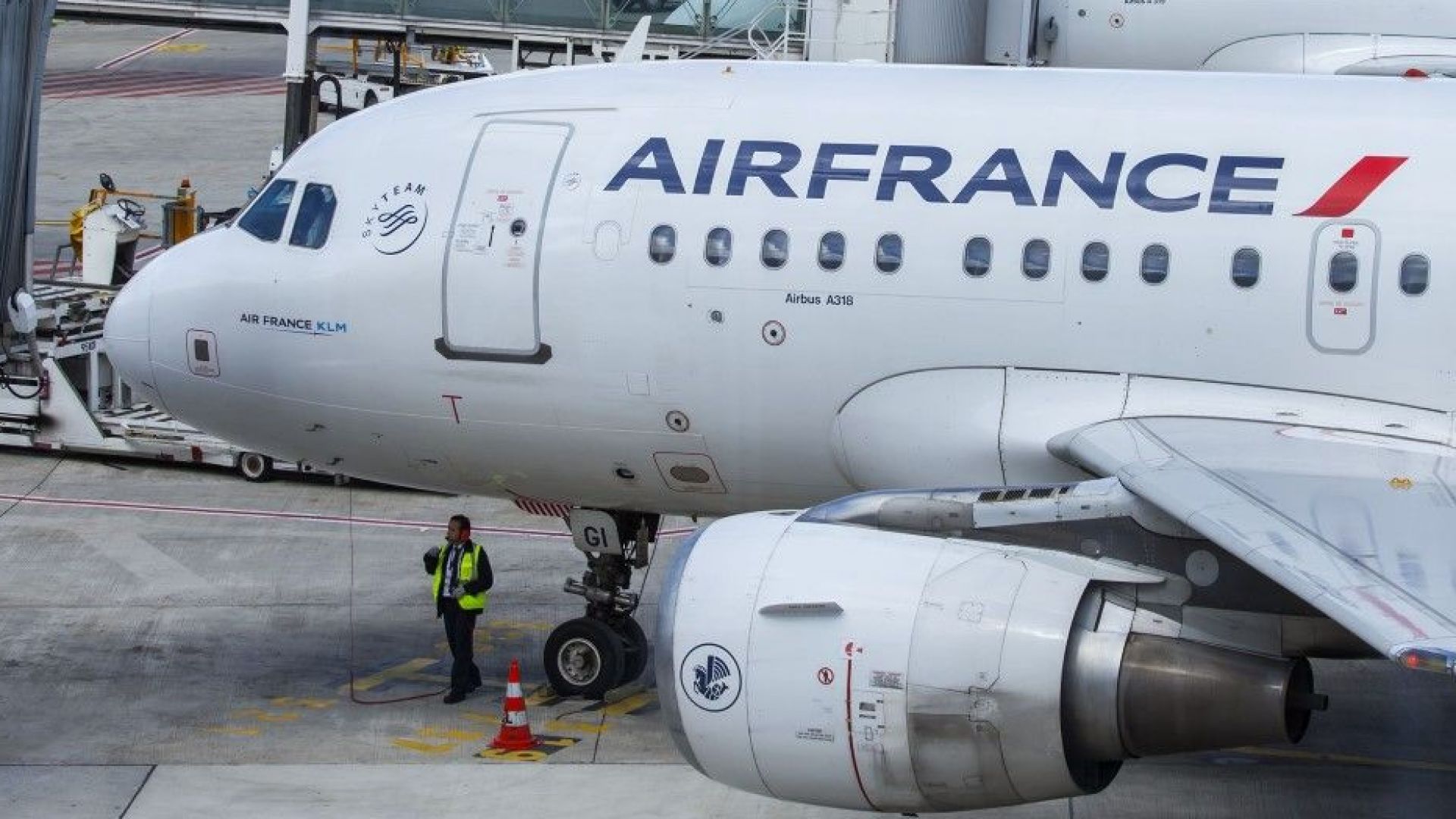 Франция въвежда еко такса от 1,50 до 18 евро за самолетните билети