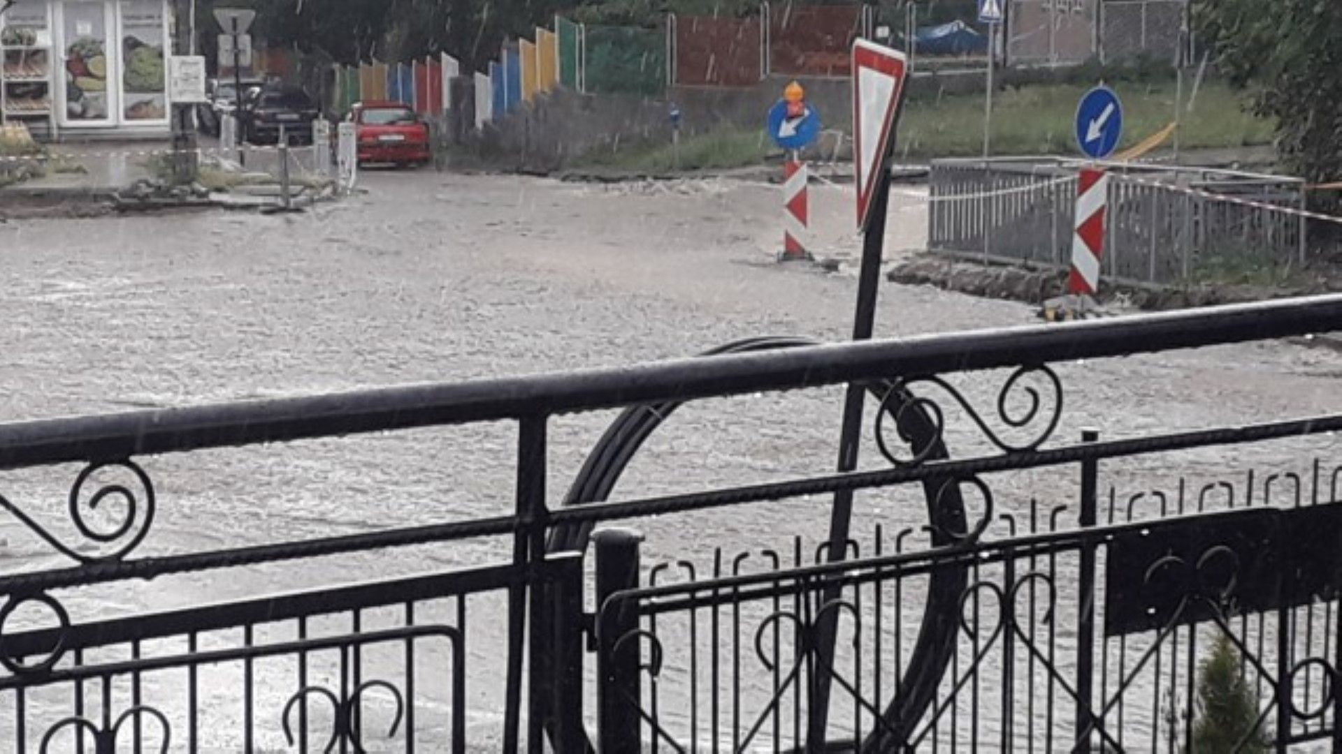 Много улици са потънали във вода