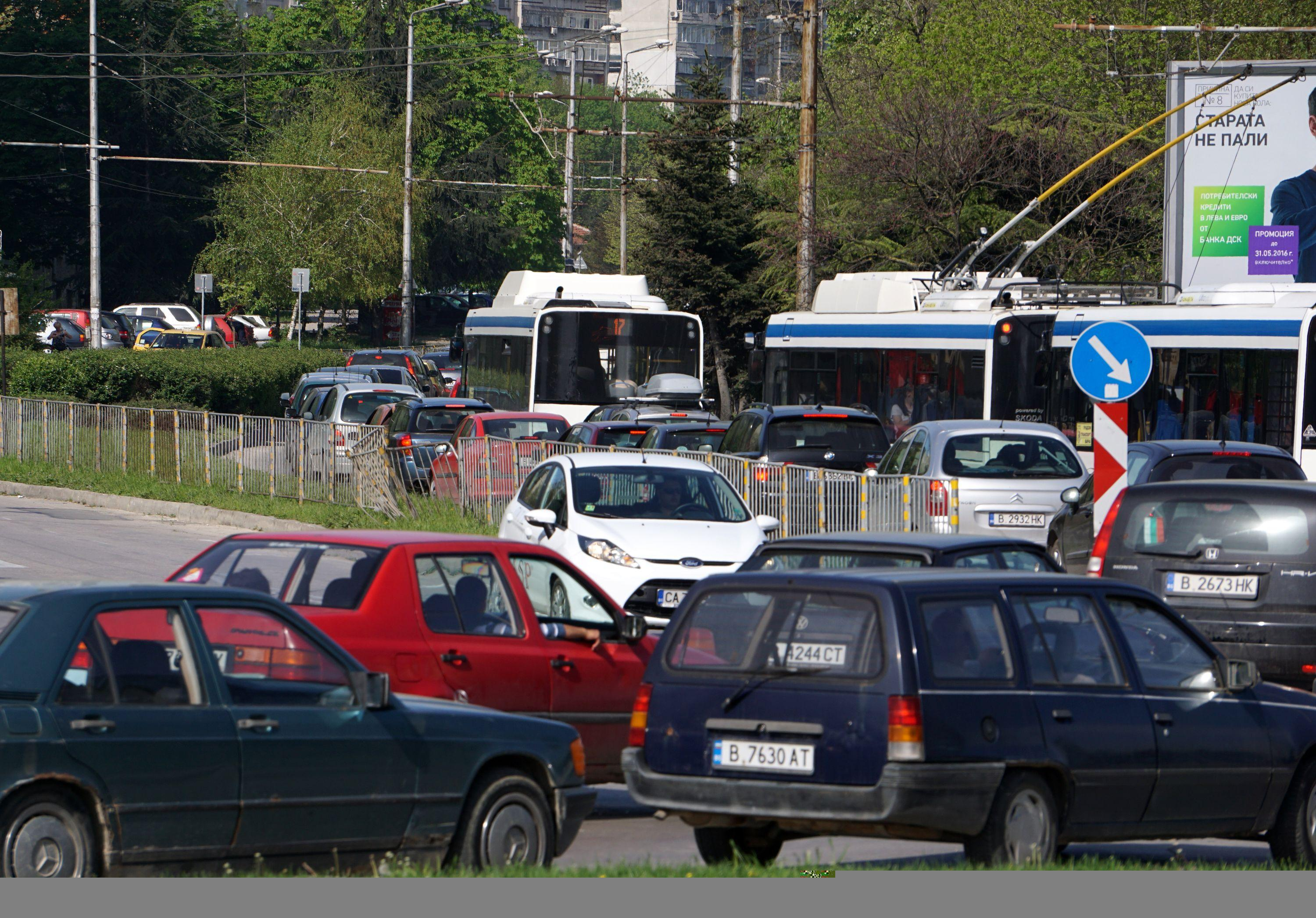 Българите масово предпочитат да пътуват с автомобили