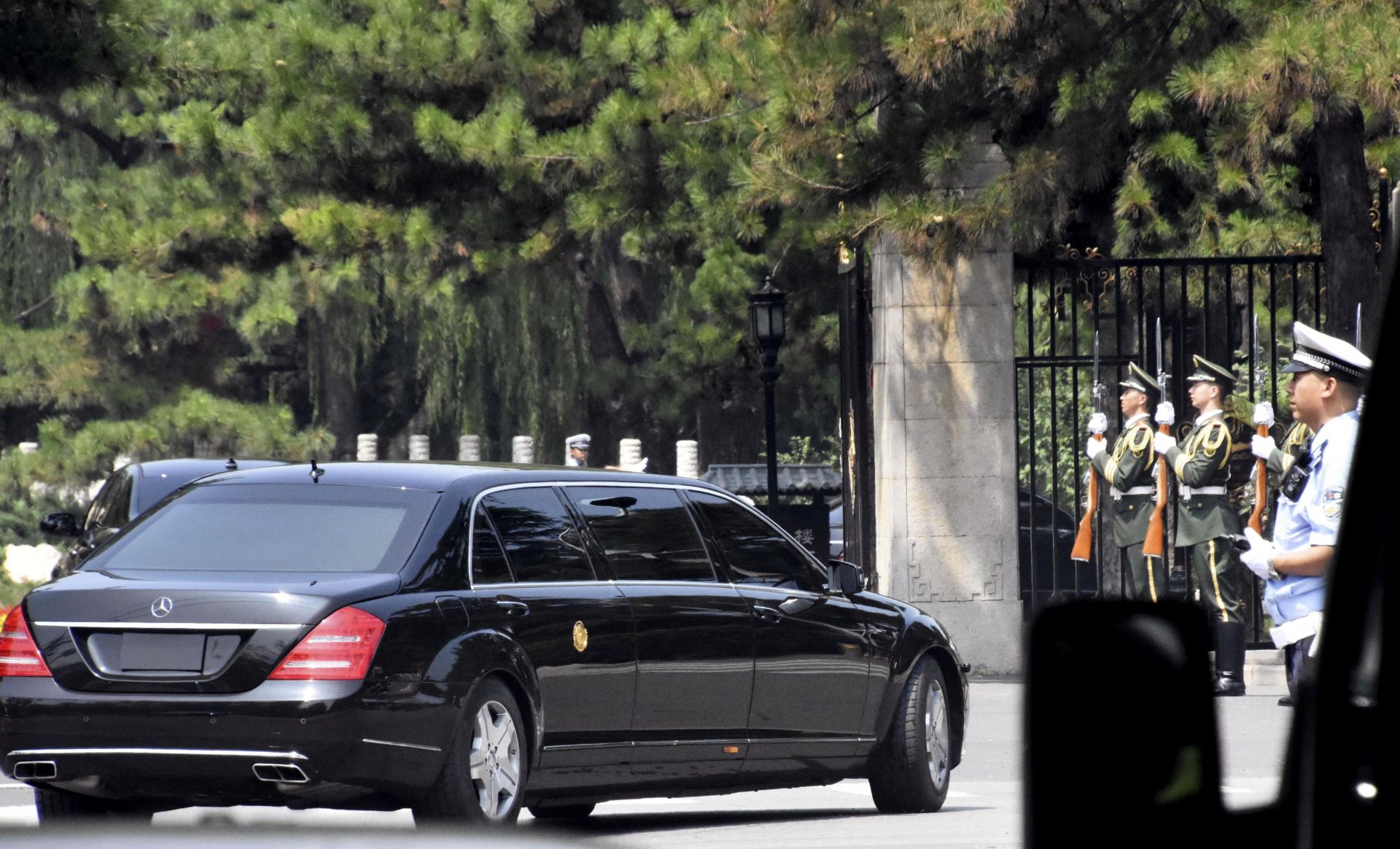 Лимузината на лидера на Северна Корея е със златна емблема