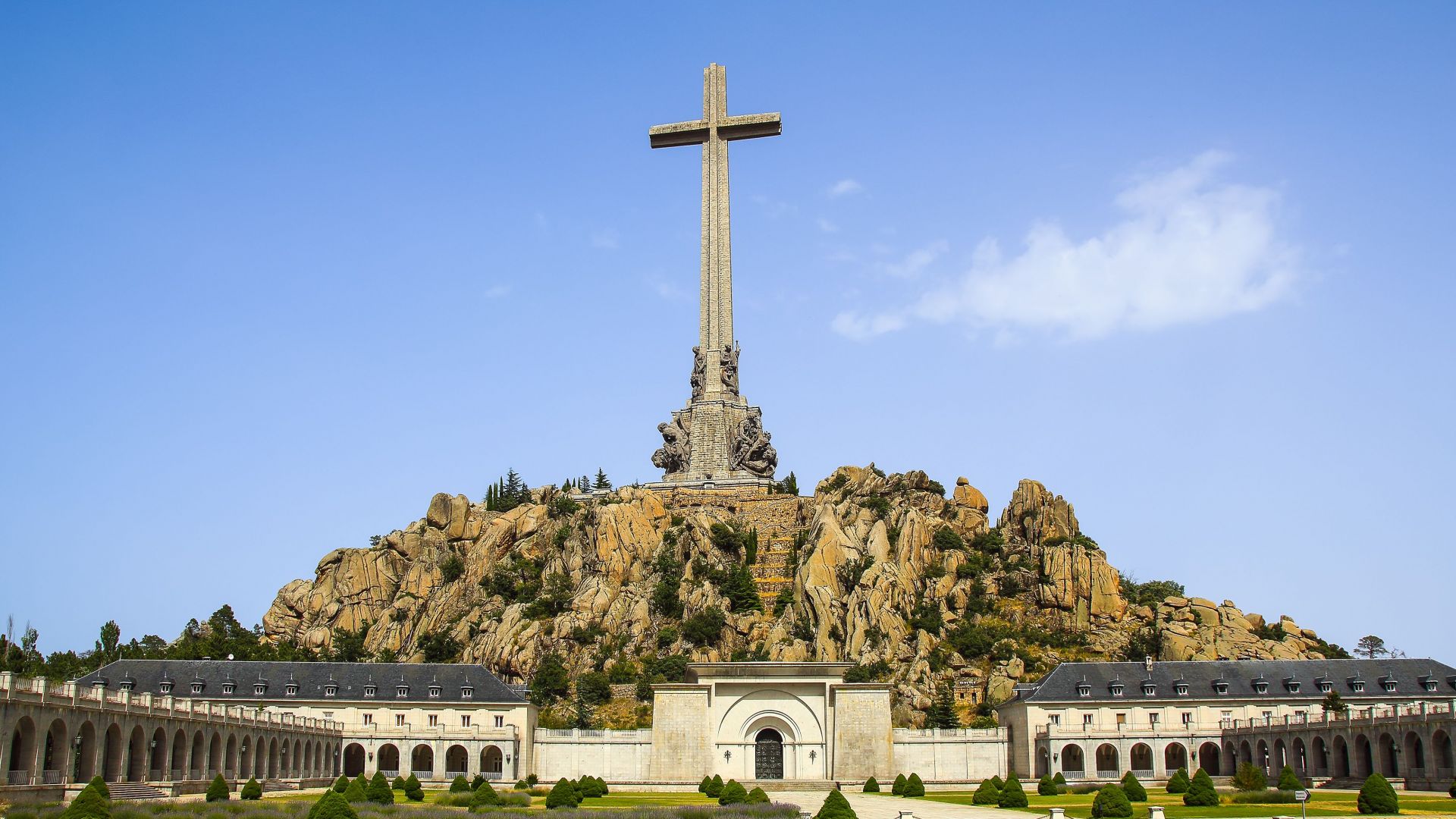 Тленните останки на диктатора Франко ще бъдат изнесени от гробницата в Долината на падналите 