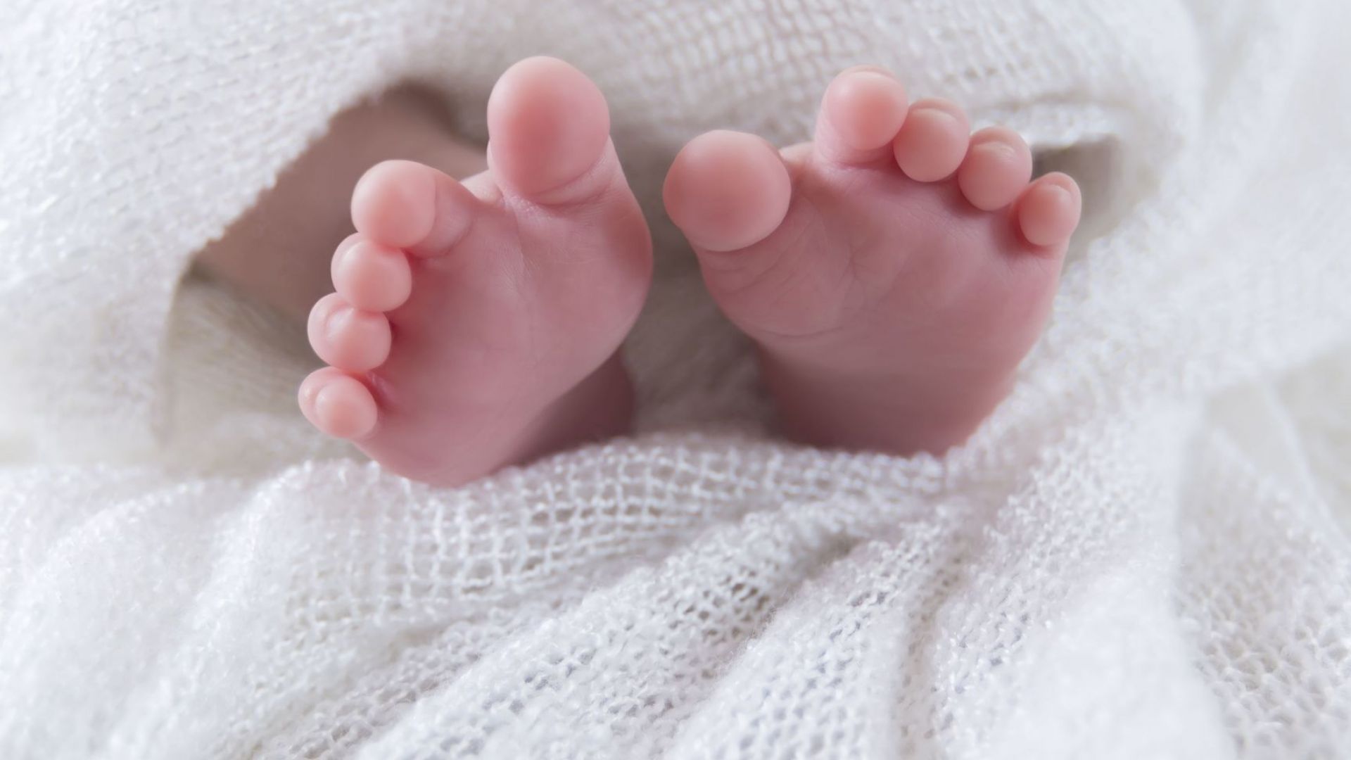 Бебе се роди при "полеви" условия заради затворена болница