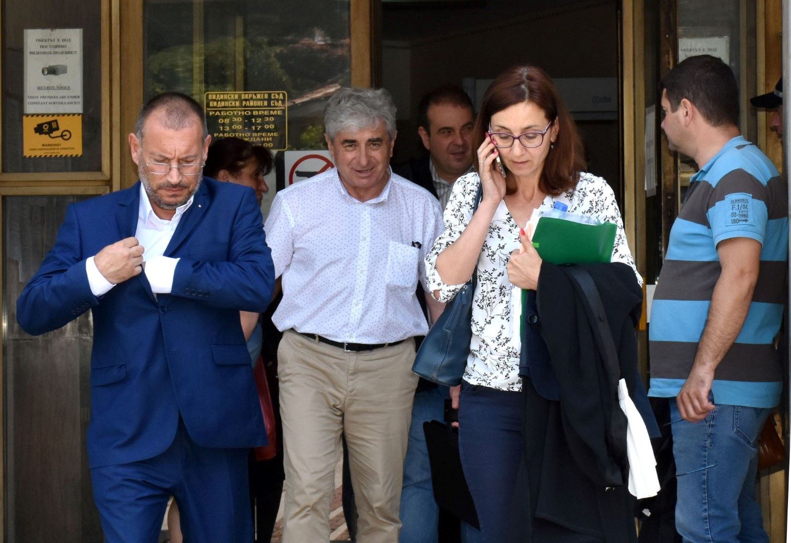Собственикът Валери Митков (влядо) и останалите подсъдими излязоха доволни от съда