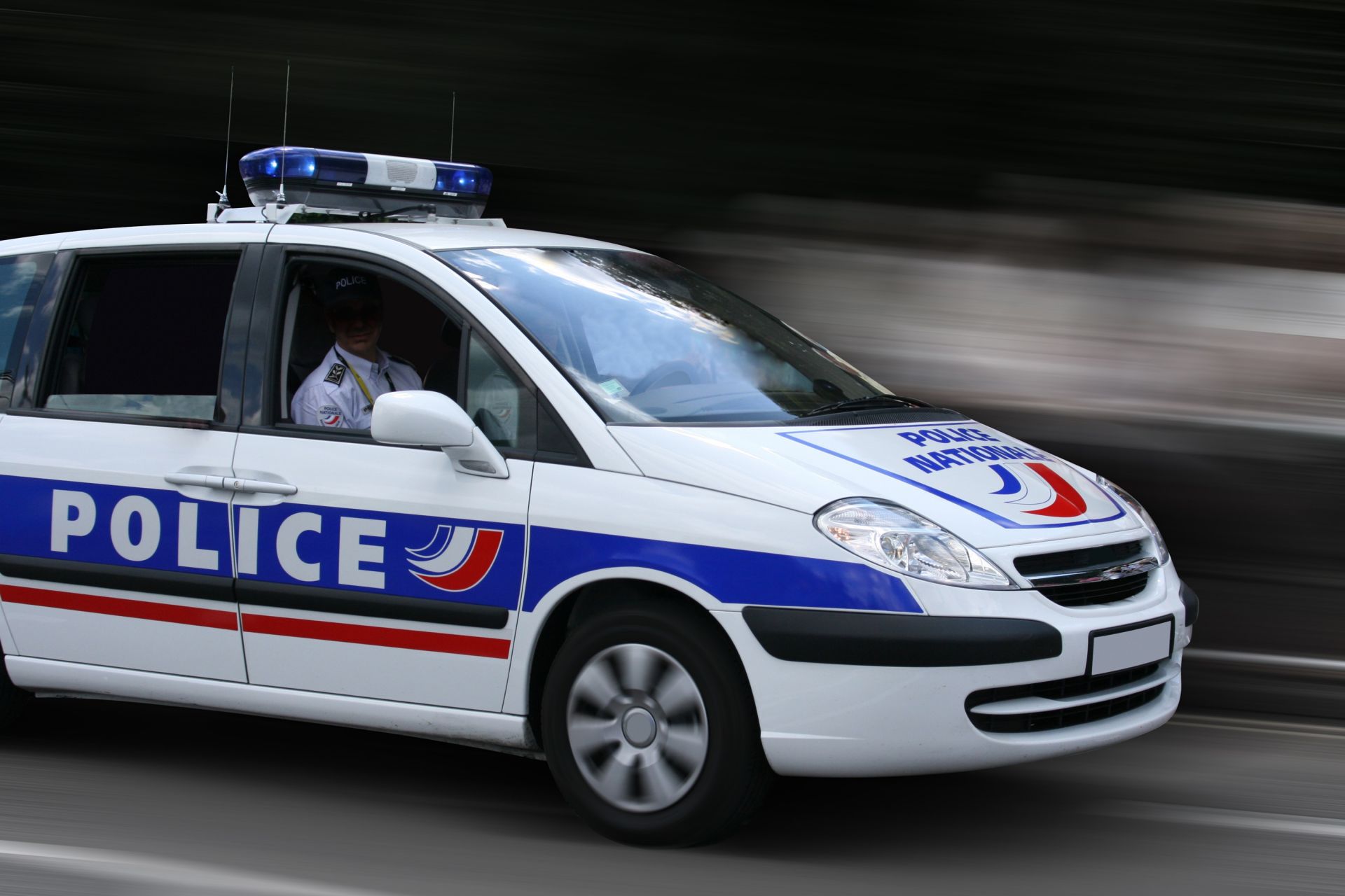 Френската полиция простреля мъж, въоръжен с нож, който нападна служители на реда в сграда на жандармерията в Диоз