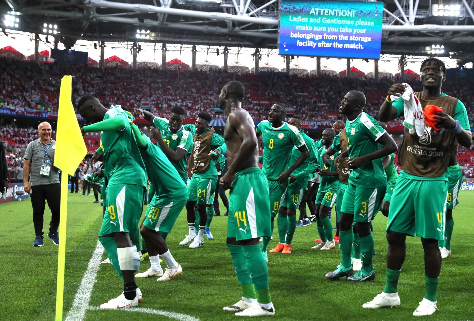 Сенегал удари изненадващо Полша с 2:1 и после играчите изтанцуваха танца на победата пред феновете си.