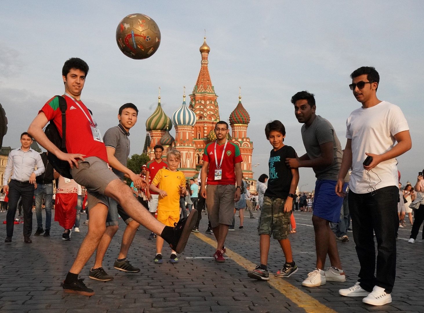 Фенове играят футбол на Червения площад в Москва. Сред тях е 10-годишният австралиец Макс Сампсън (в средата). Семейството му е в Русия за мачовете на "кенгурата" в груповата фаза.