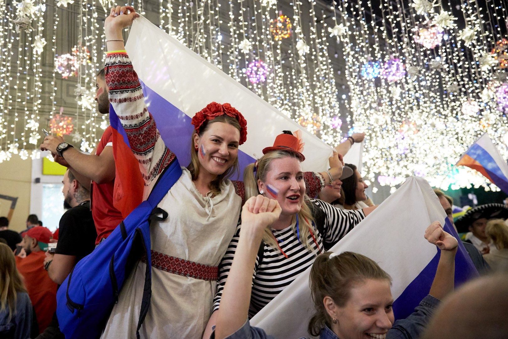 Руските фенове празнуваха цяла нощ победата из улиците на големите градове.