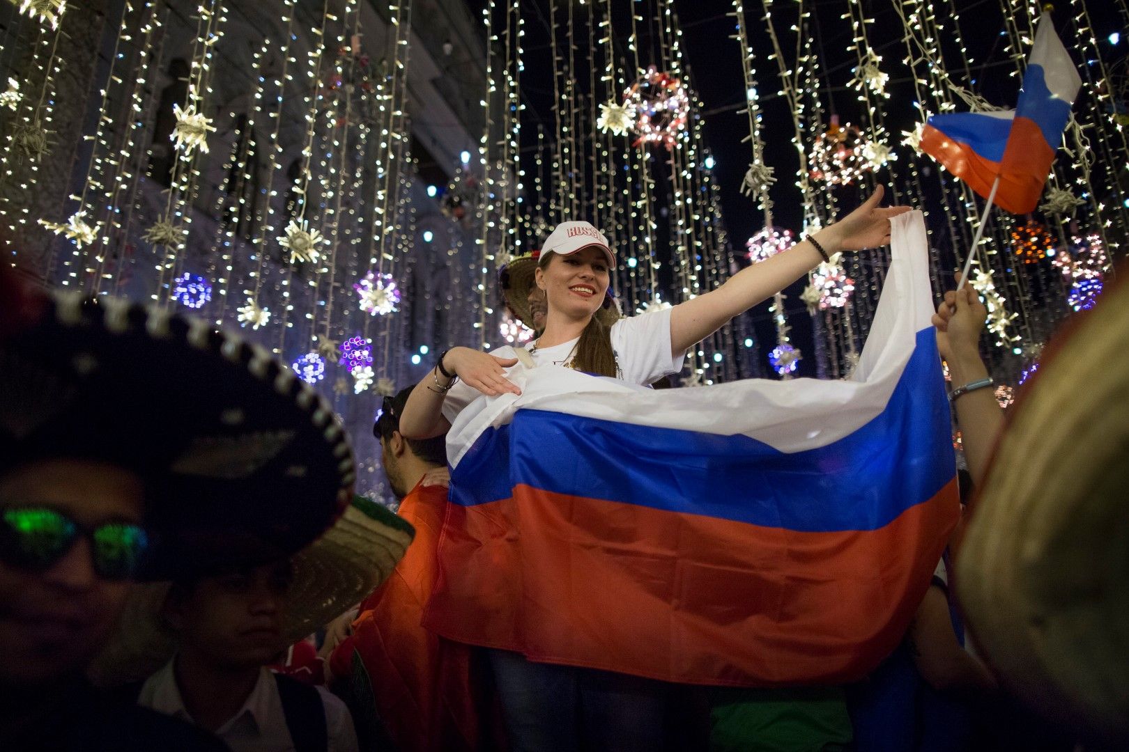 Руските фенове празнуваха цяла нощ победата из улиците на големите градове.