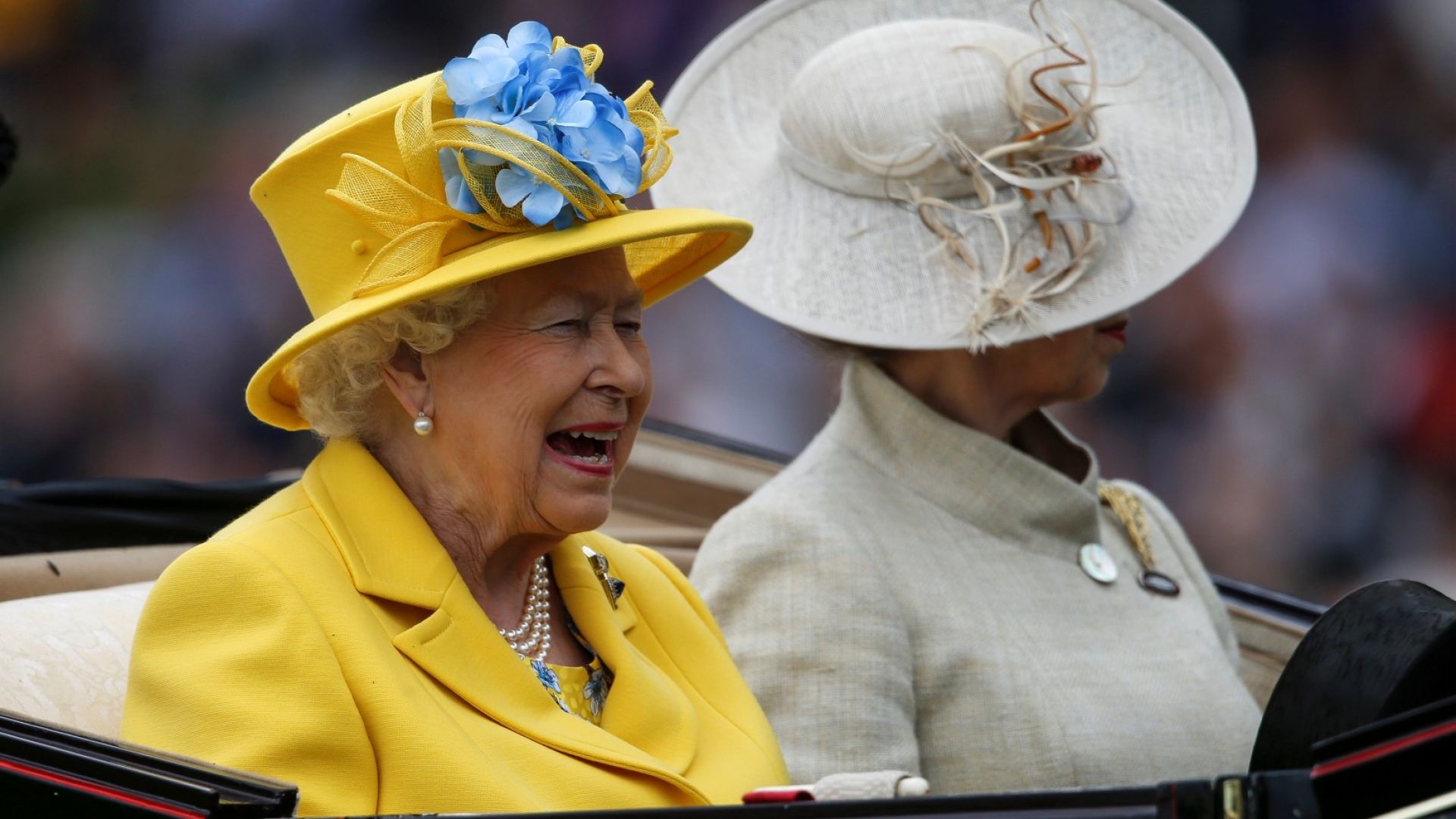 Вижте кралското семейство на парада на шантавите шапки