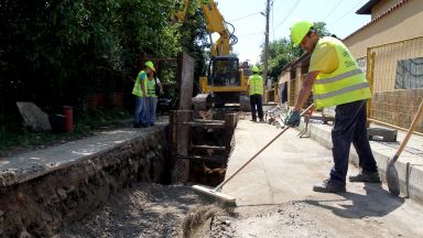 Миризливи извори по улиците дворове наводнени с фекални води пропадаща