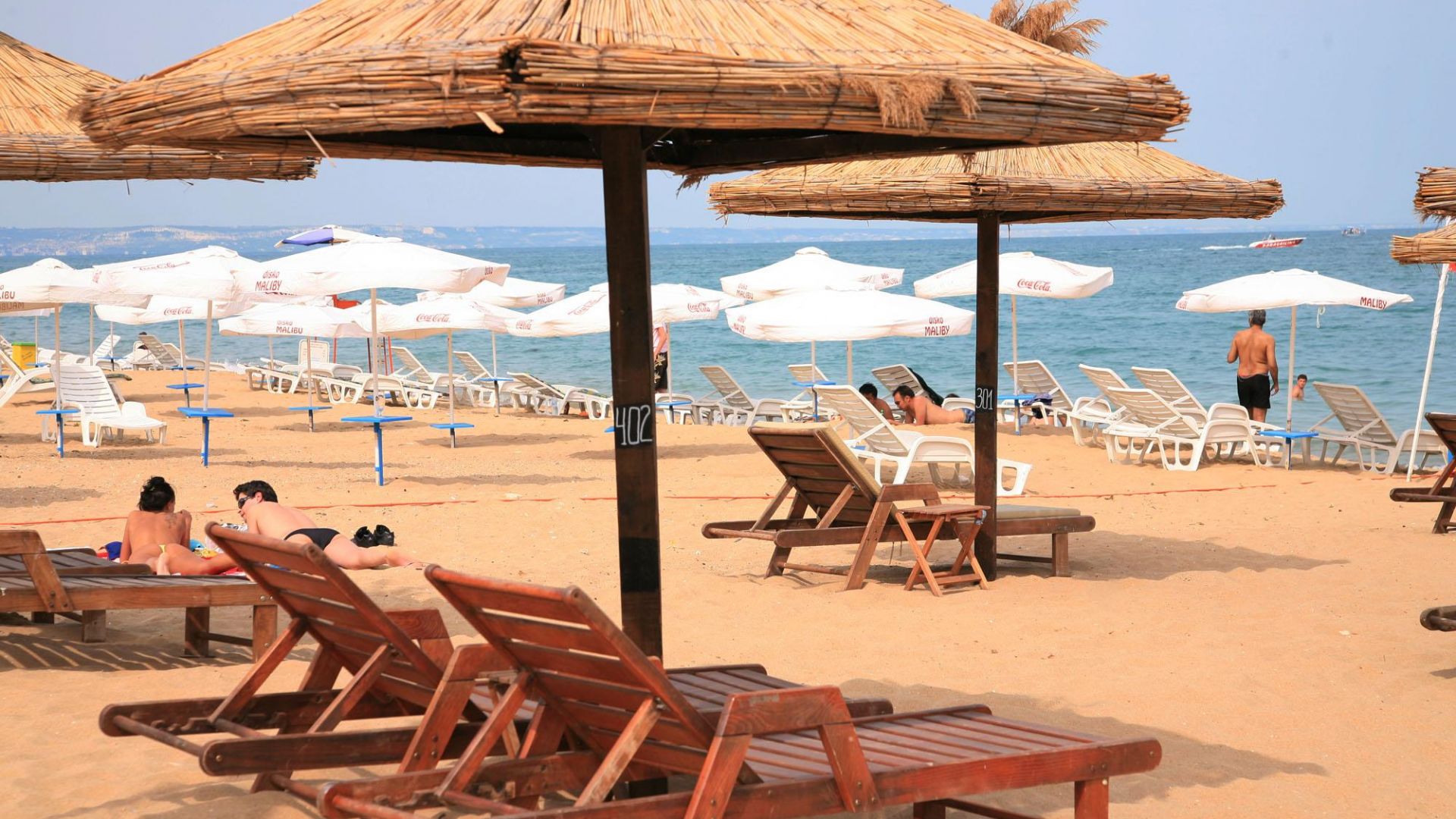 Прекратиха концесиите за два плажа в Равда