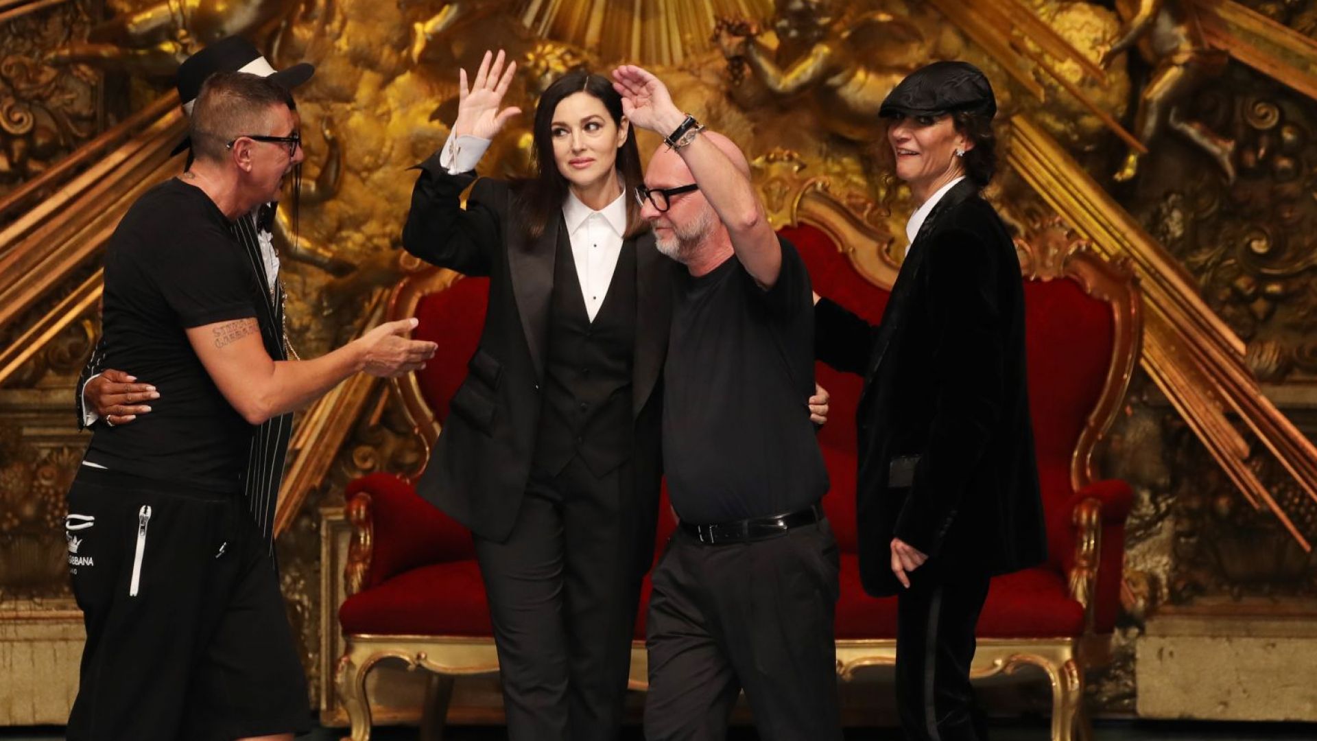 53-годишната Моника Белучи обра овациите на ревю на Dolce & Gabbana