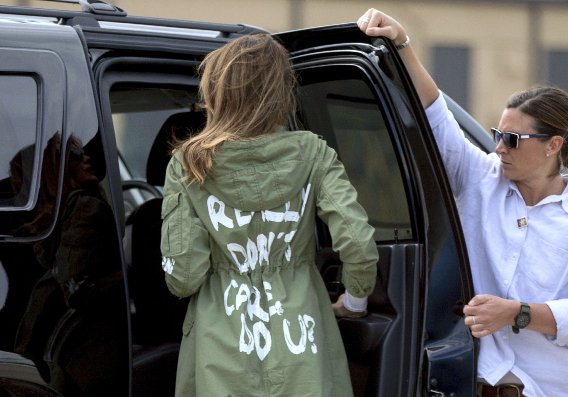 Мелания Тръмп се появи с яке с надпис: "Изобщо не ми пука, а на теб?"