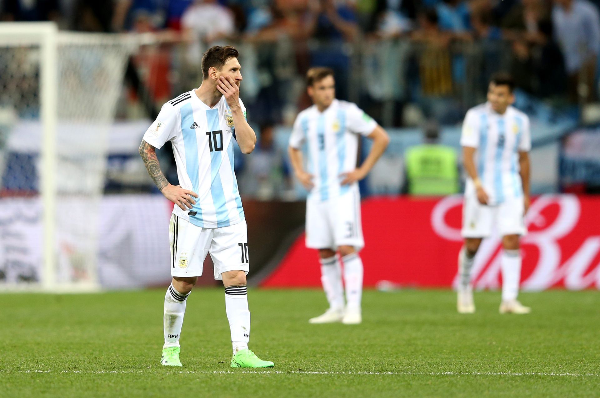 Аржентина разочарова, но се промъкна напред.