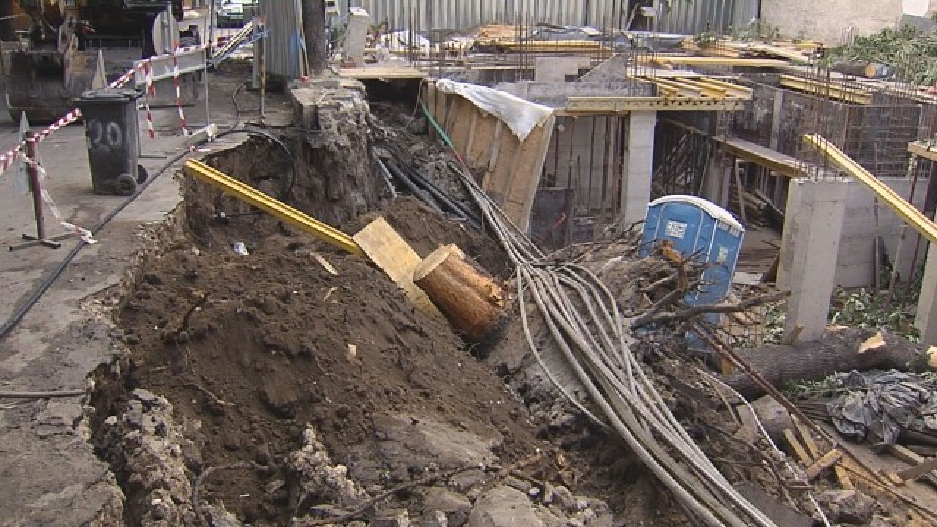 Улица във Варна пропадна в строеж, хора останаха без ток и вода