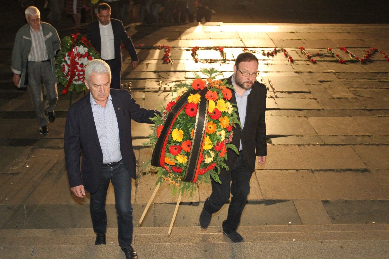 Точно в 4 часа сутринта Волен Сидеров и Десислав Чуколов поднесоха венец на Паметника на Съветската армия в София