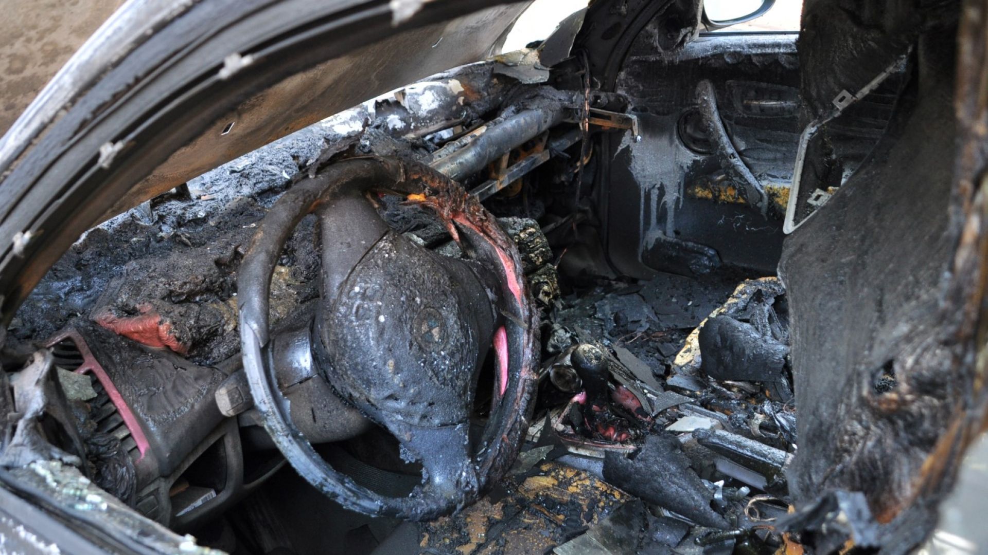Подпалиха 10 коли на паркинг на заложна къща в София