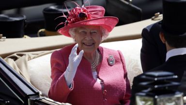 Кралица Елизабет притежава изкуствена ръка за приветствие към публика