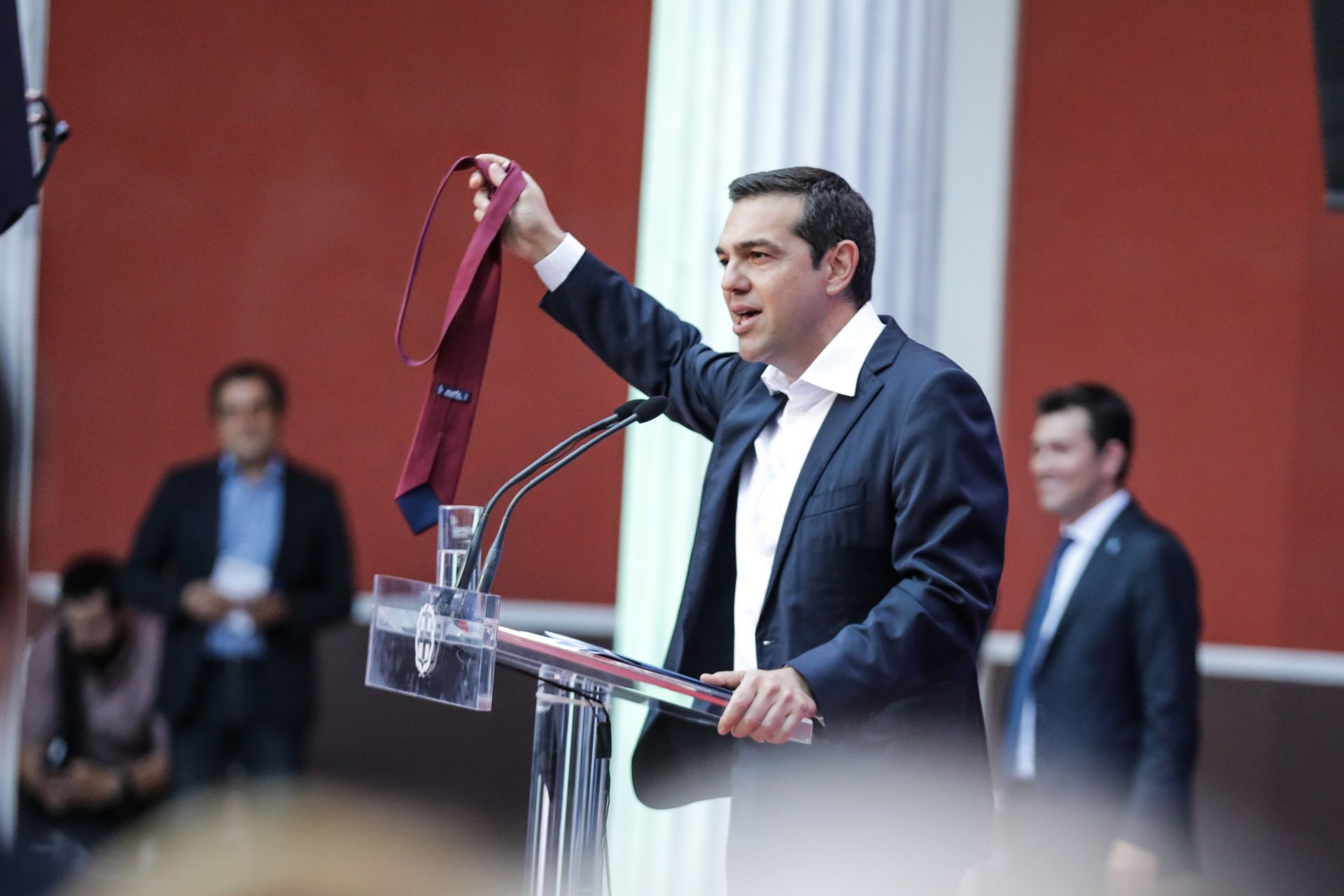 "В крайна сметка не мога да го избегна, принуден съм да сложа вратовръзка", заяви Ципрас
