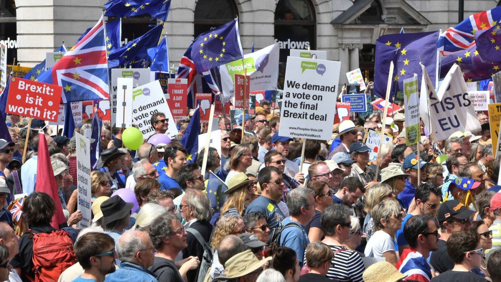 100 000 души протестираха в  Лондон навръх годишнината от референдума за Брекзит 