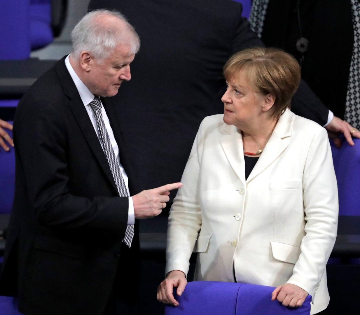 Хорст Зеехофер влезе в битка с Ангела Меркел