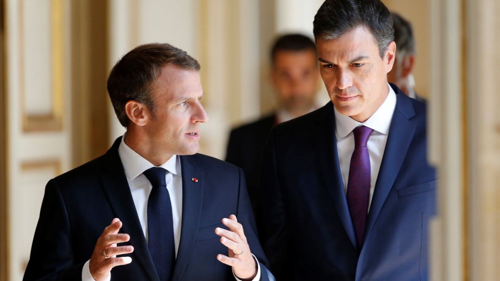 През първия ден от обиколката си в Братислава и Прага