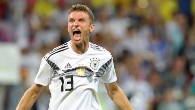Германия се спаси 15 секунди преди края в луд, луд мач