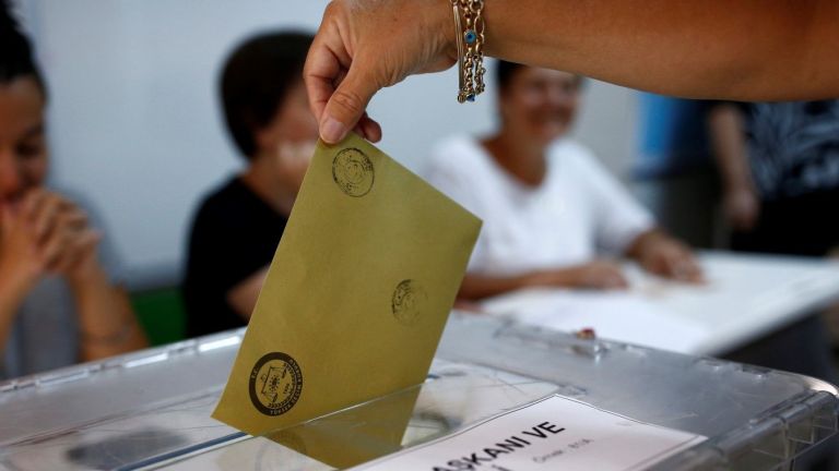 Турция гласува на исторически избори за президент и парламент