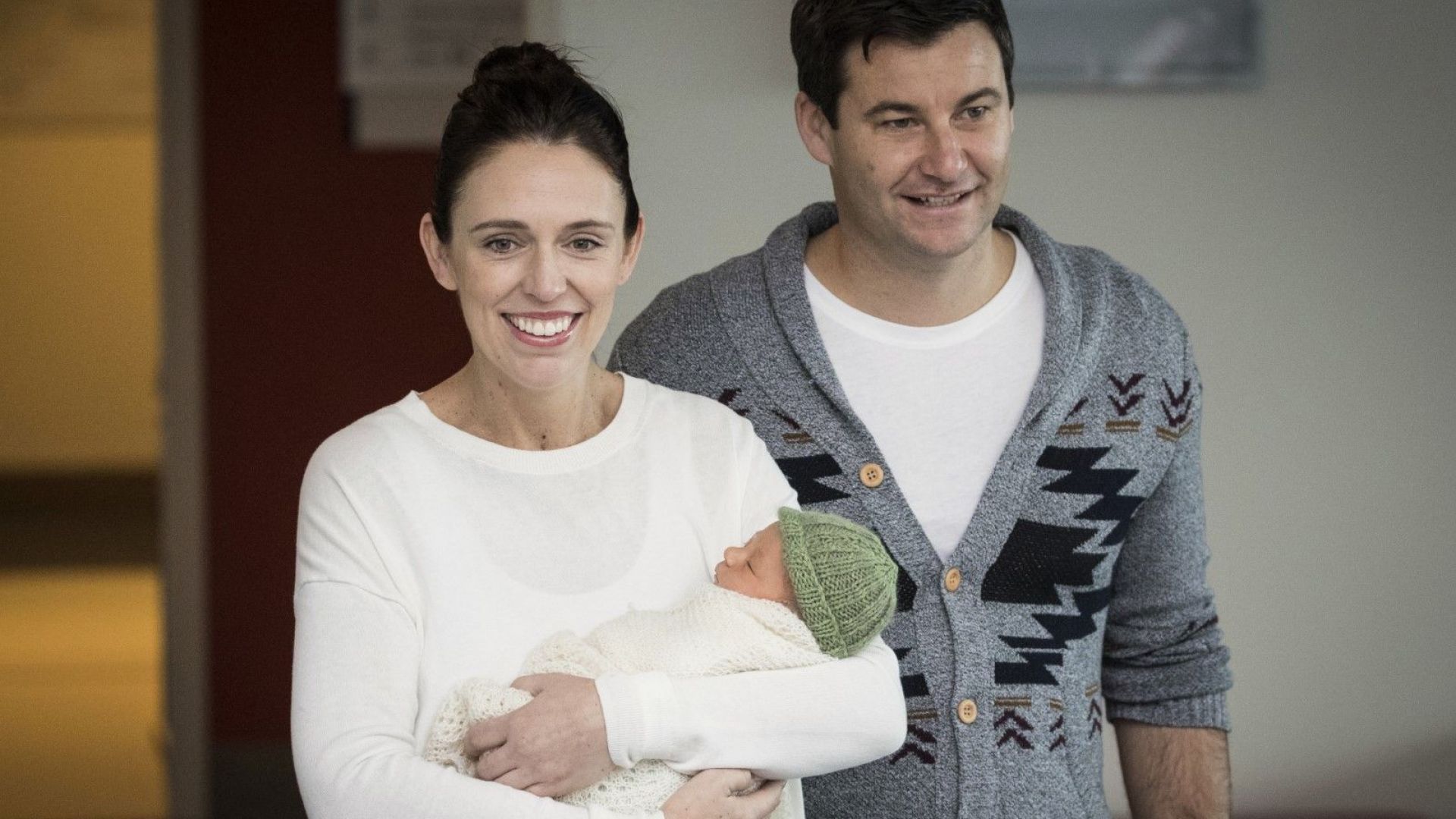 Премиерът на Нова Зеландия с първа публична поява след раждането (снимки)