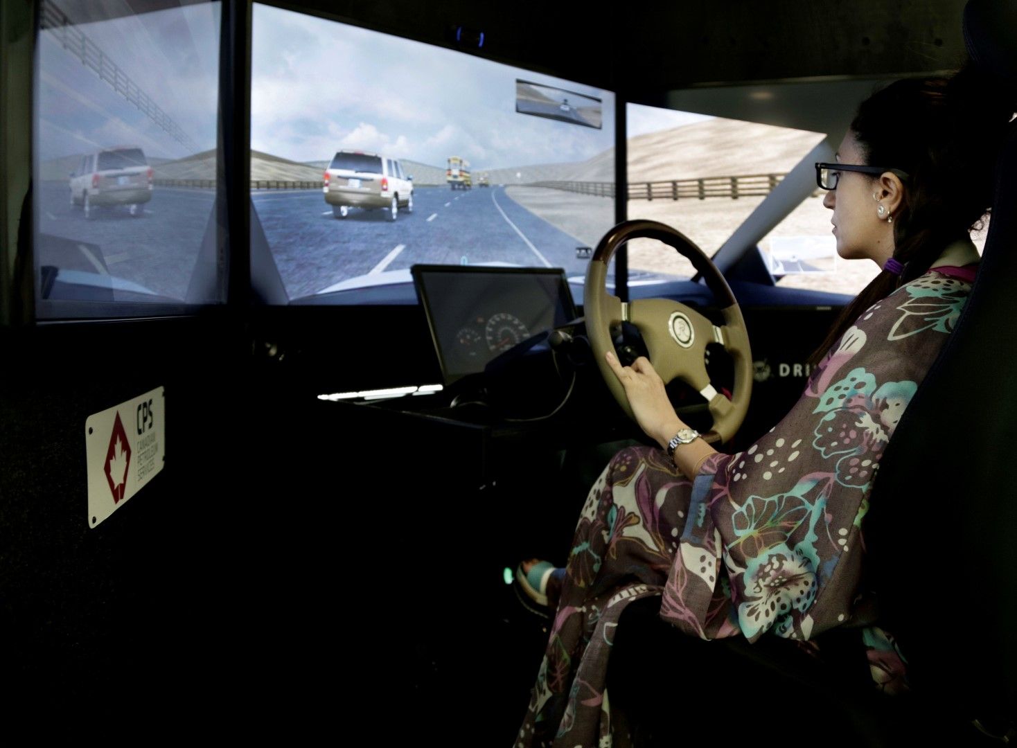 Студентка се учи да шофира на симулатор в университета "Принцеса Нора"