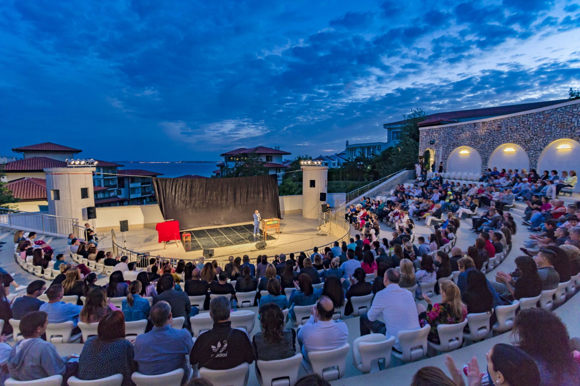 Обновеният амфитеатър "Арена Свети Влас" преливаше от желаещи да изслушат "Възгледите на един учител за народното творчество" на Камен Донев