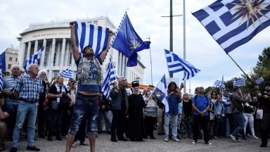 Гръцки националисти нападнаха с камъни полицията в Солун по време на протест