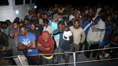 Либийската брегова охрана не допусна 1000 мигранти да стигнат Европа 