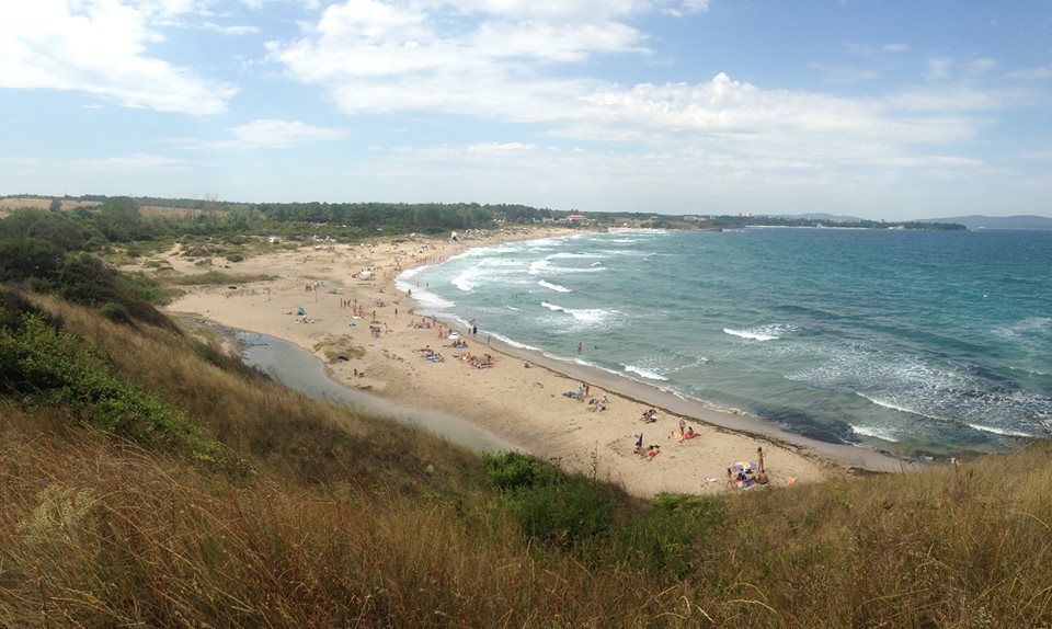 Плажът има сравнително дълга пясъчна ивица