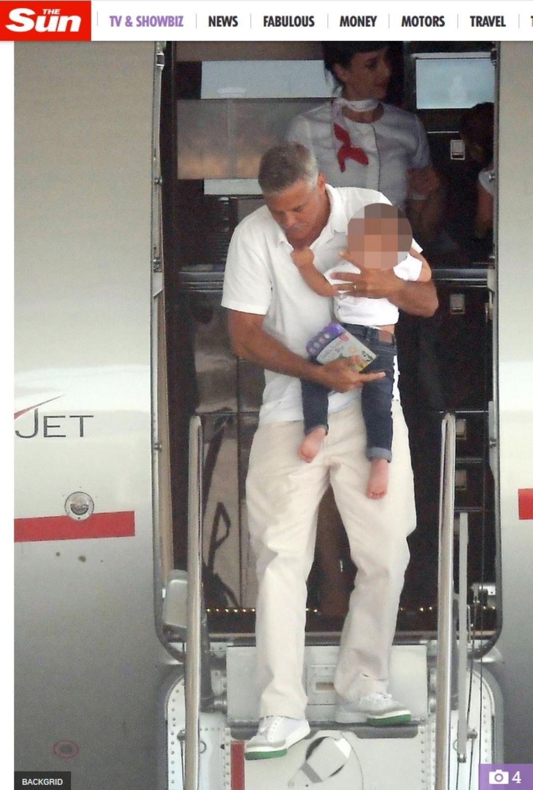 Джордж Клуни със сина си Александър пристигнат в Сардиния в края на юни