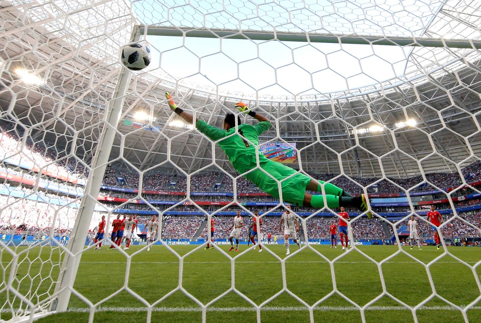 Страхотен кадър - голът на Александър Коларов за Сърбия срещу Коста Рика.
