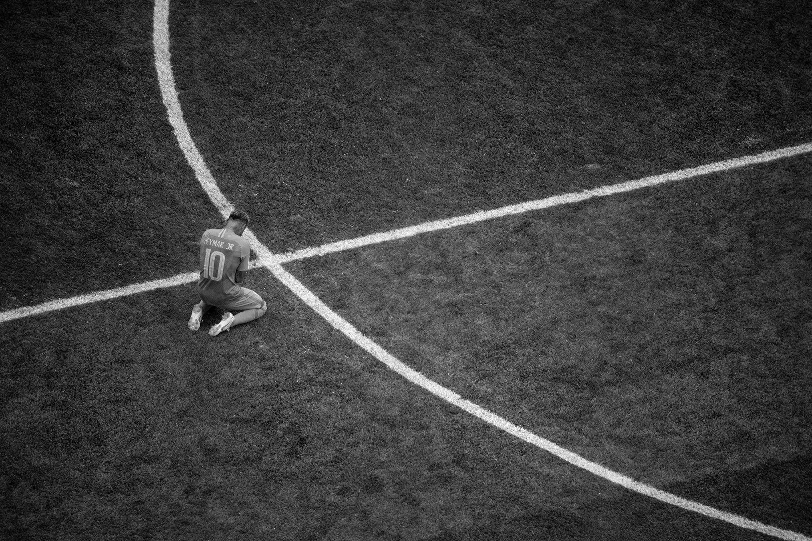 Неймар се разплака на терена след гола си срещу Коста Рика. А черно-бял този кадър изглежда още по-впечатляващ.