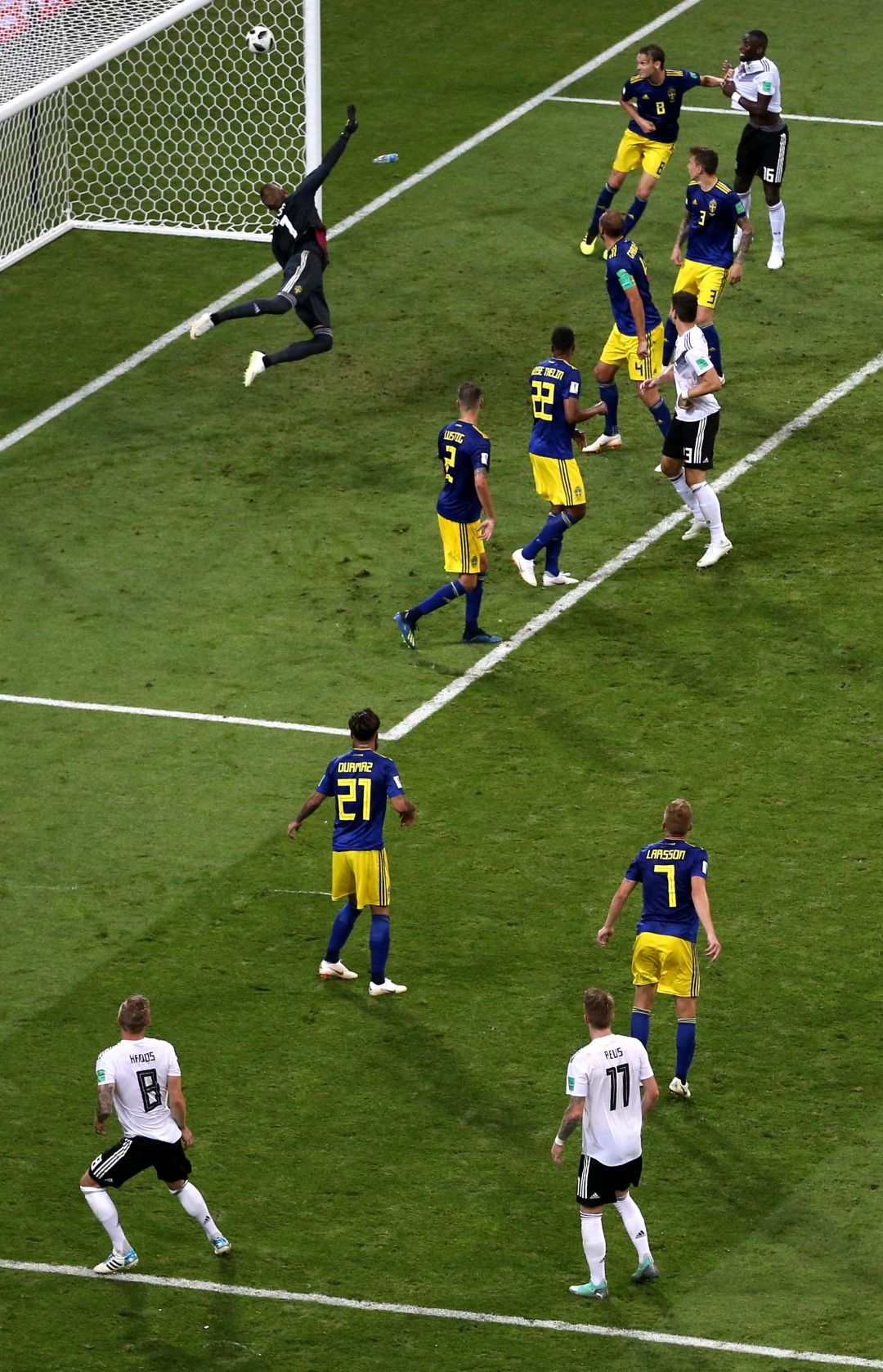 Тони Кроос вдигна Германия от гроба със страхотния си гол срещу Швеция в добавеното време - вижте само траекторията на удара му.