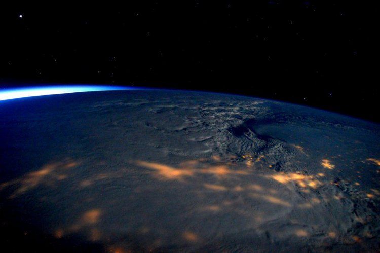 Облачна нощ от МКС