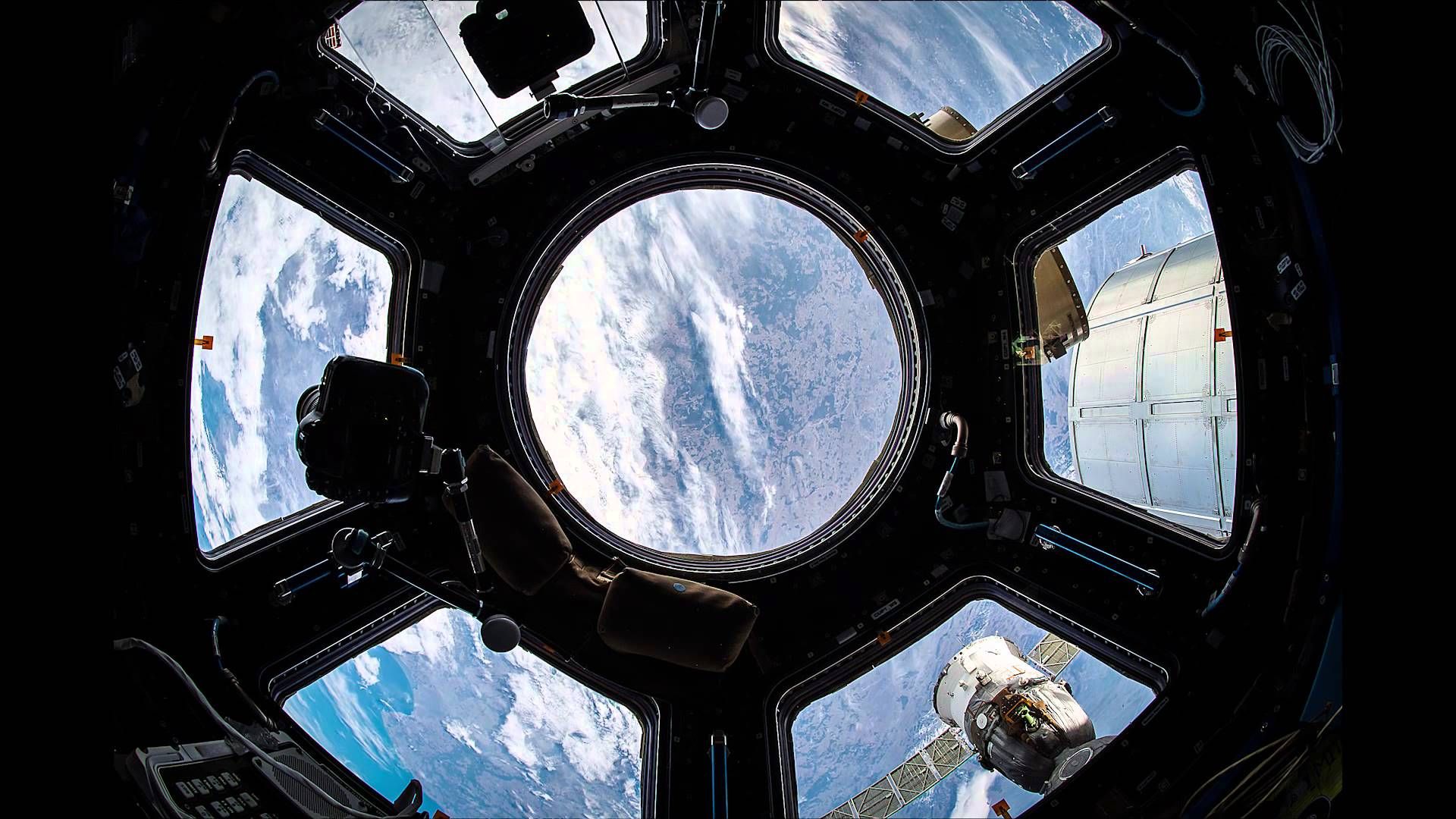 Главният панорамен люк на МКС