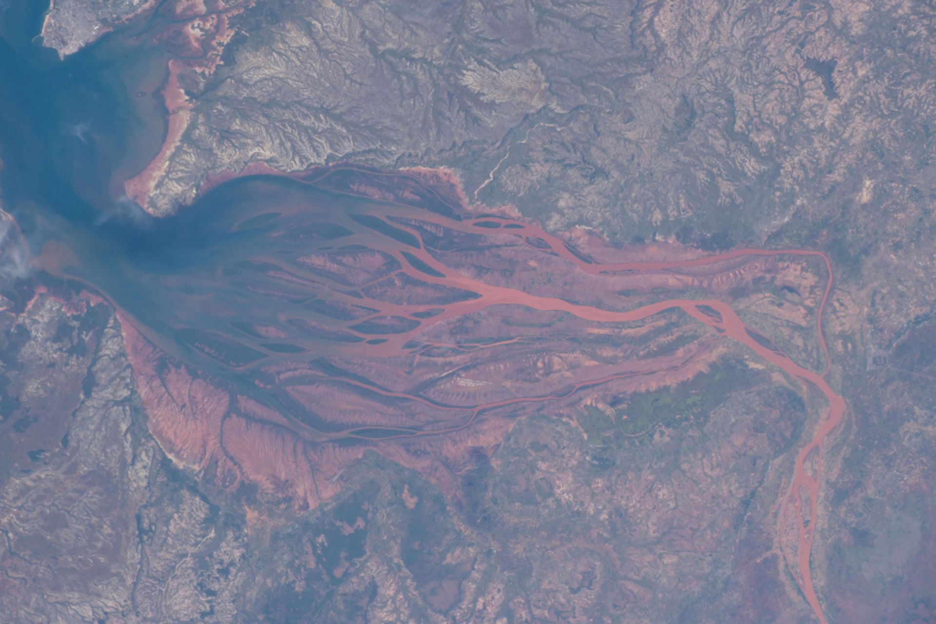 Река в Мадагаскар - червения цвят е от масово изсичане на дървесина